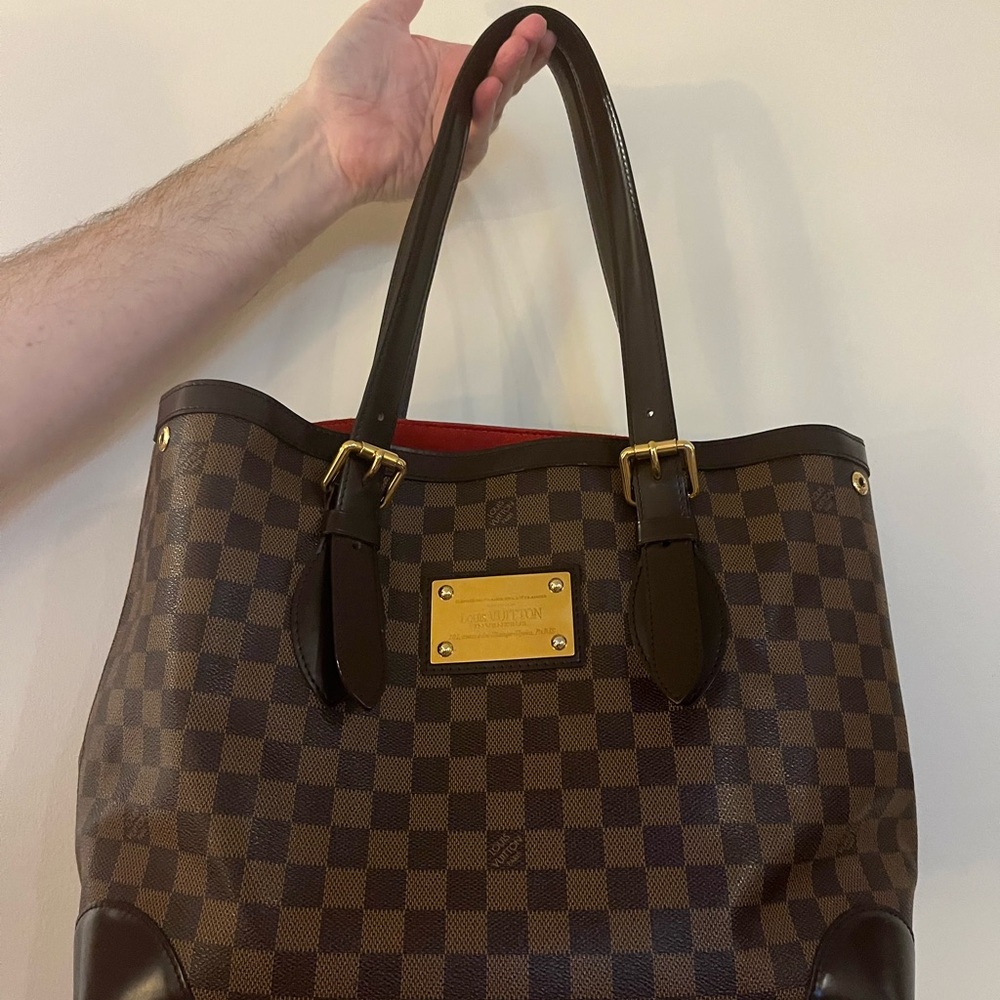 Authentic Louis Vuitton Damier Purse.  Purchased on a cruise line
Pre loved